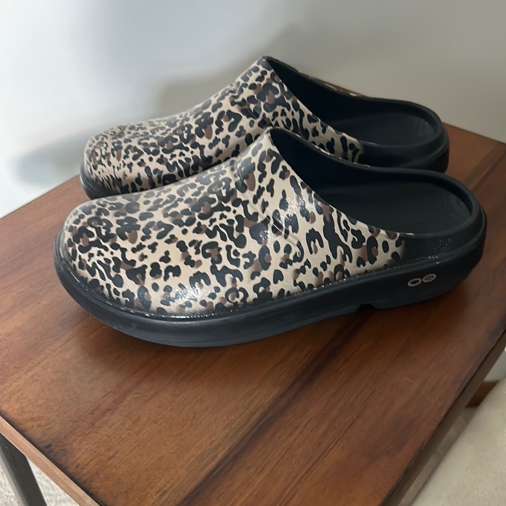 Oofos clogs. Like new. Cheetah print.